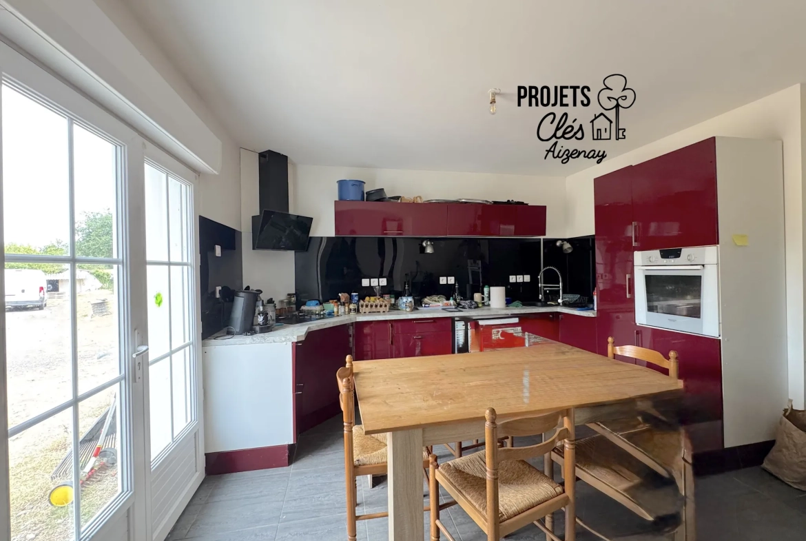 Maison de plain-pied avec véranda et grand terrain à Aizenay 