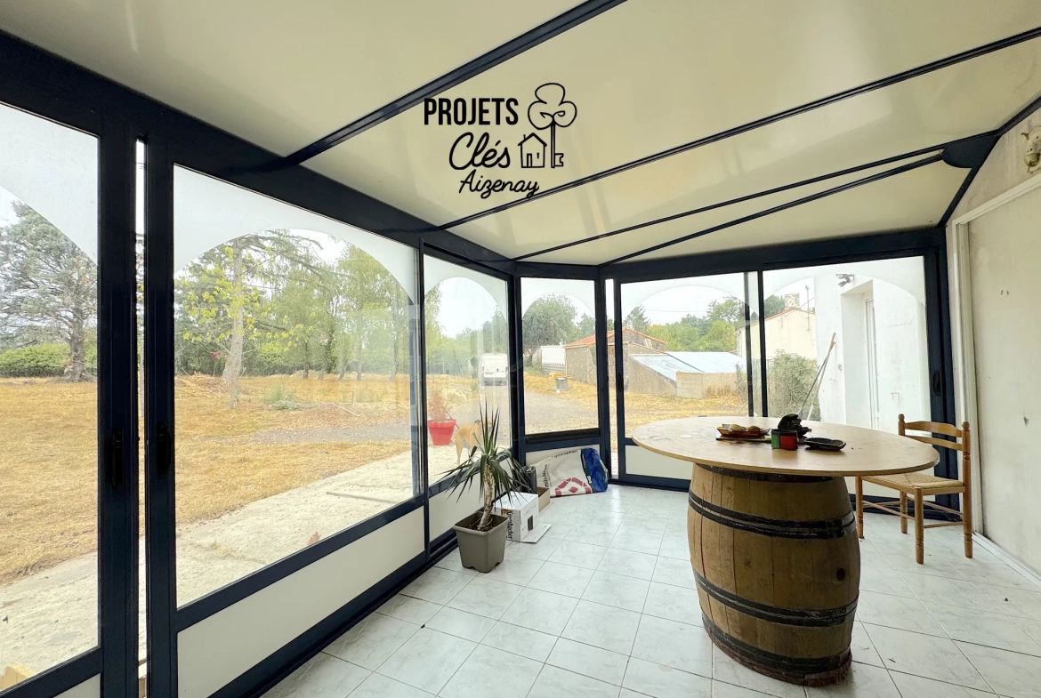 Maison de plain-pied avec véranda et grand terrain à Aizenay 