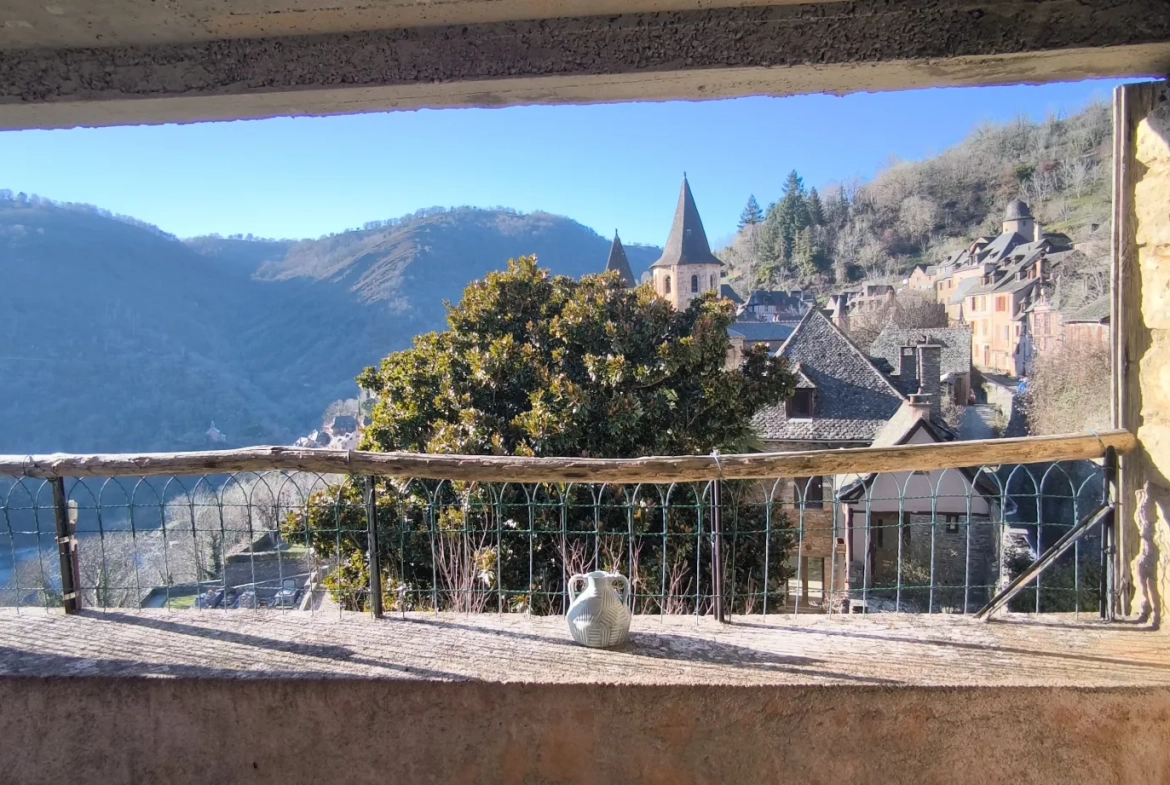 Maison en pierre avec vue panoramique à Conques-en-Rouergue 