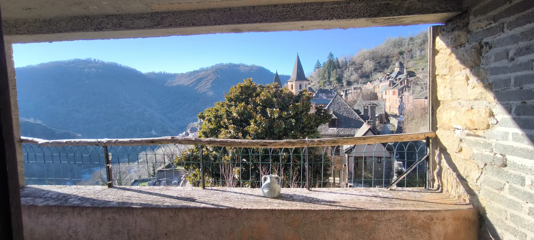 Maison en pierre avec vue panoramique à Conques-en-Rouergue 