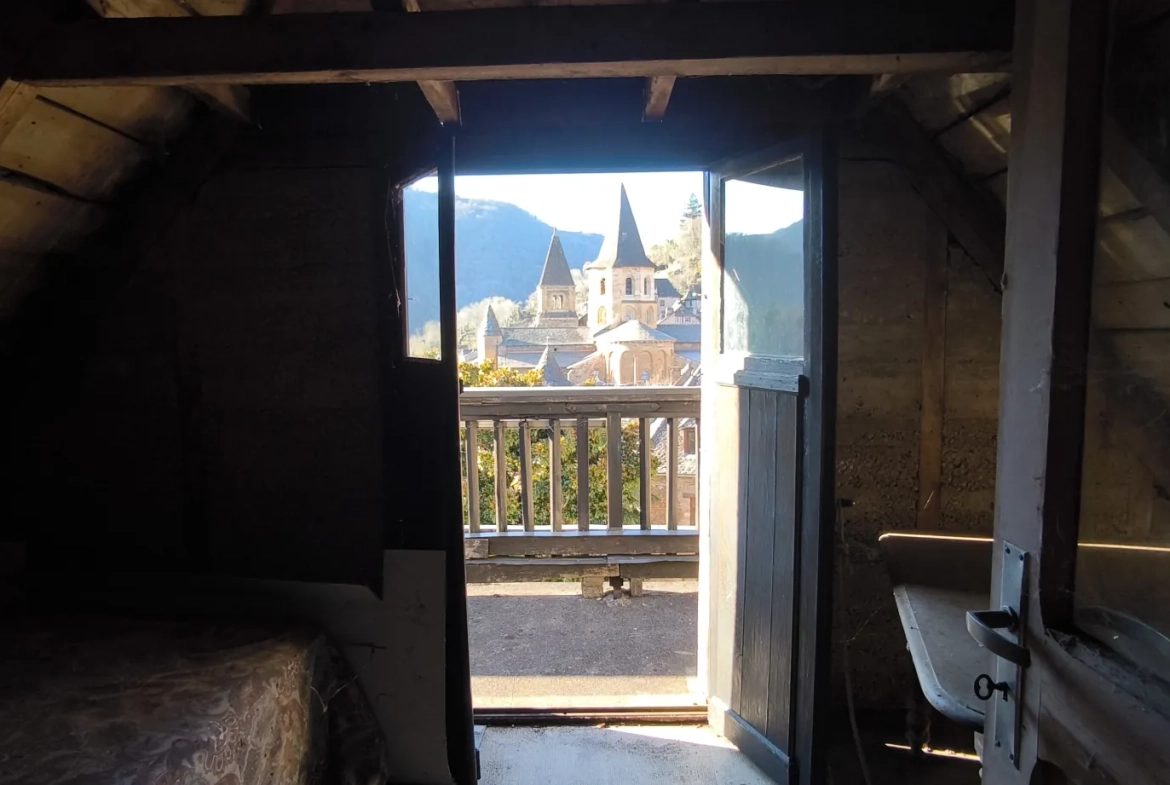 Maison en pierre avec vue panoramique à Conques-en-Rouergue 
