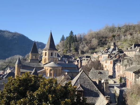 Maison en pierre avec vue panoramique à Conques-en-Rouergue