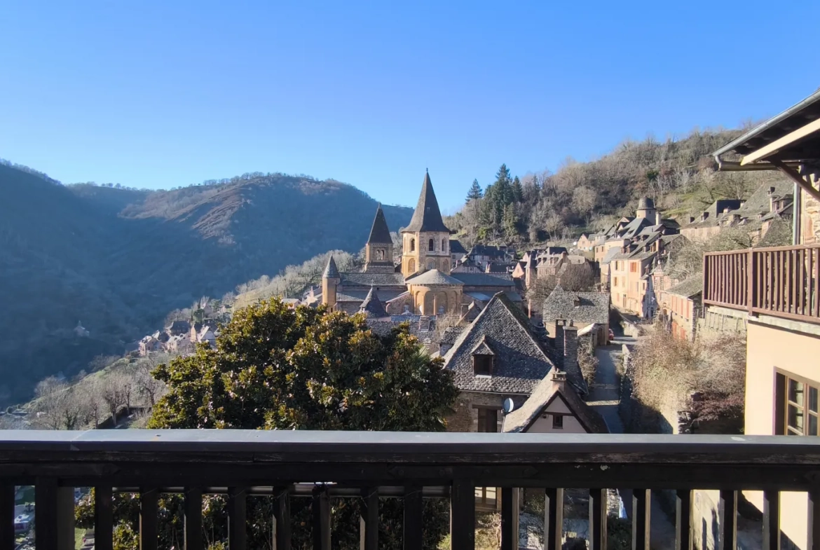 Maison en pierre avec vue panoramique à Conques-en-Rouergue 