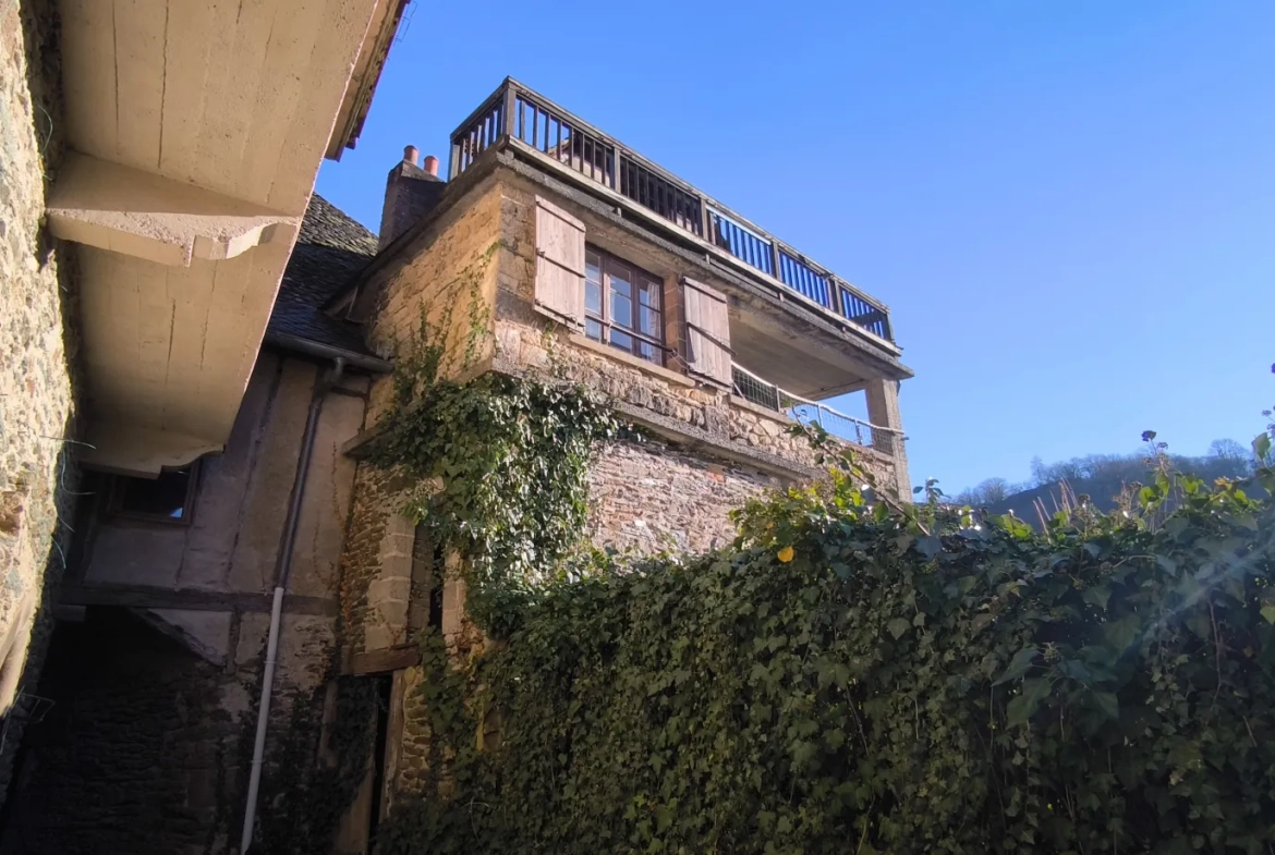 Maison en pierre avec vue panoramique à Conques-en-Rouergue 