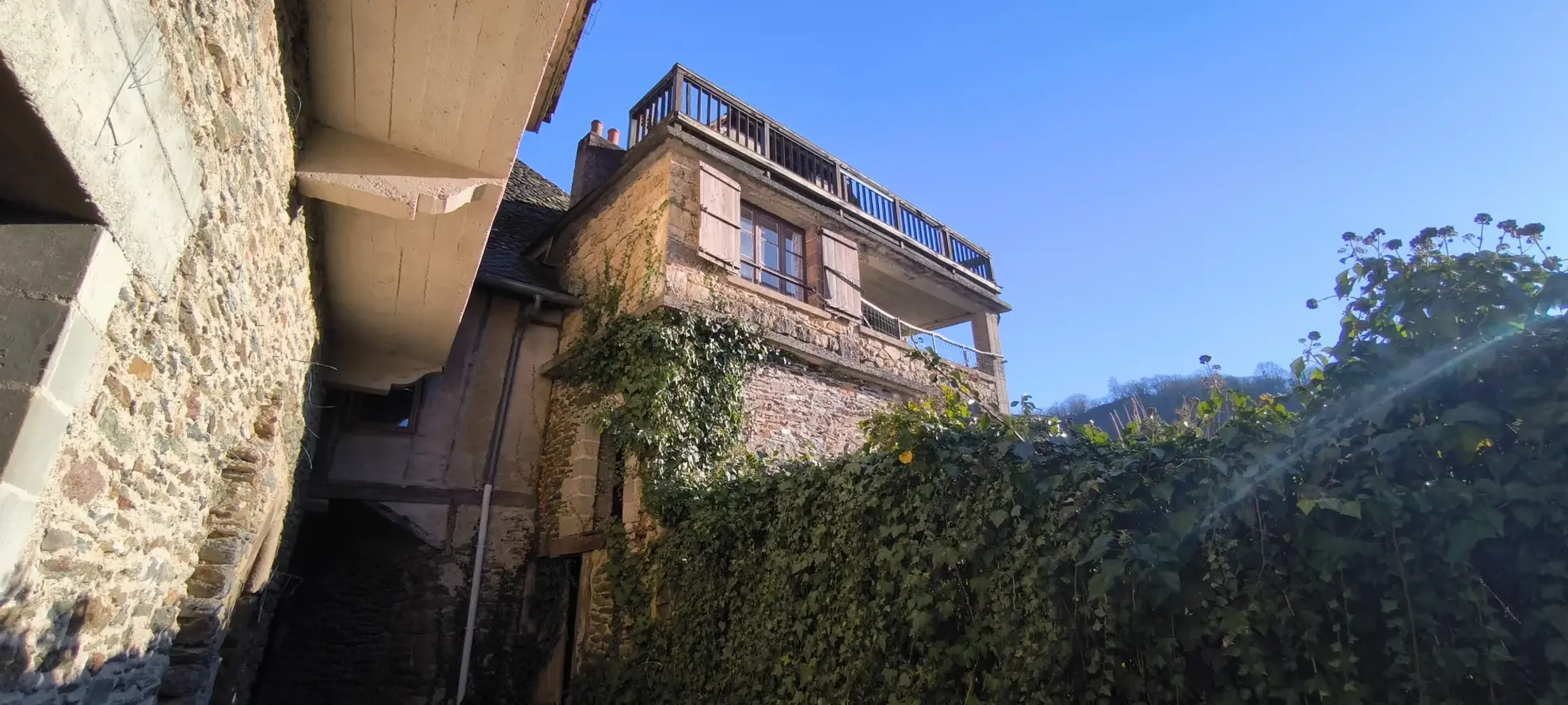 Maison en pierre avec vue panoramique à Conques-en-Rouergue 