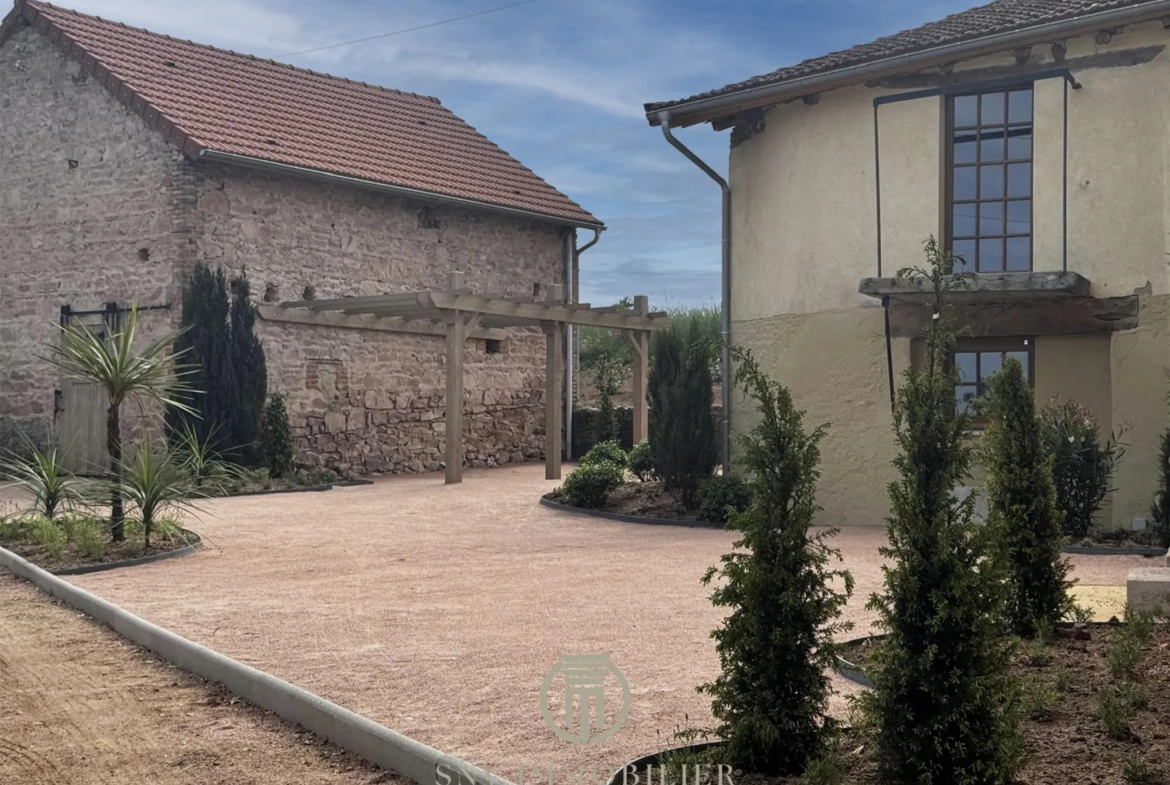 Maison de charme entièrement rénovée avec jardin, garage et dépendances à Lapalisse 