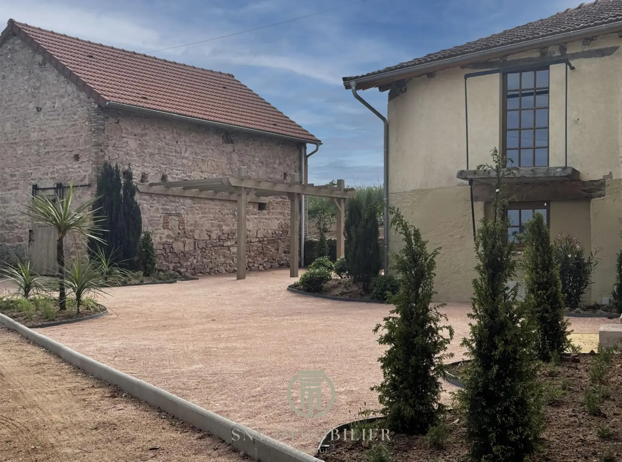 Maison de charme entièrement rénovée avec jardin, garage et dépendances à Lapalisse 