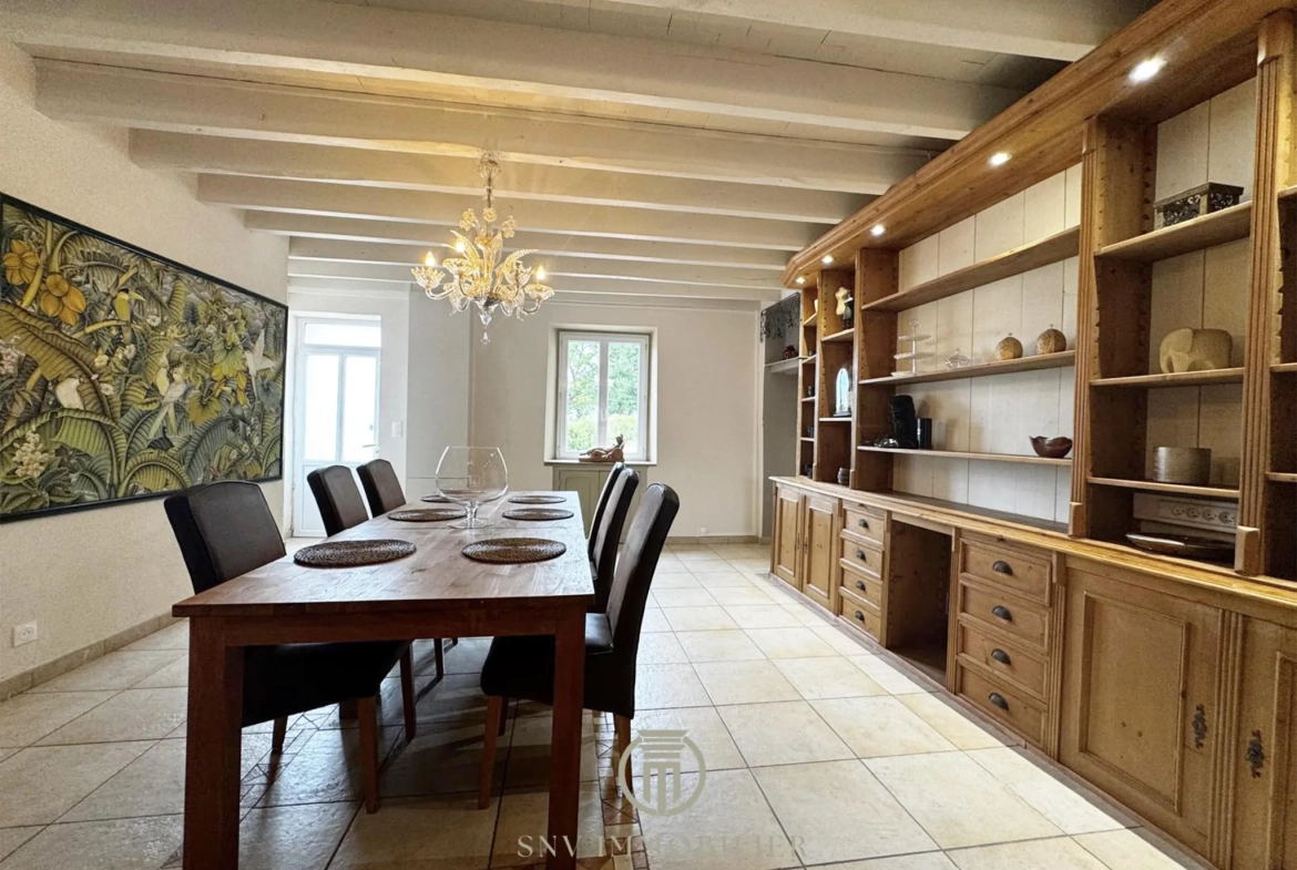 Maison de charme entièrement rénovée avec jardin, garage et dépendances à Lapalisse 