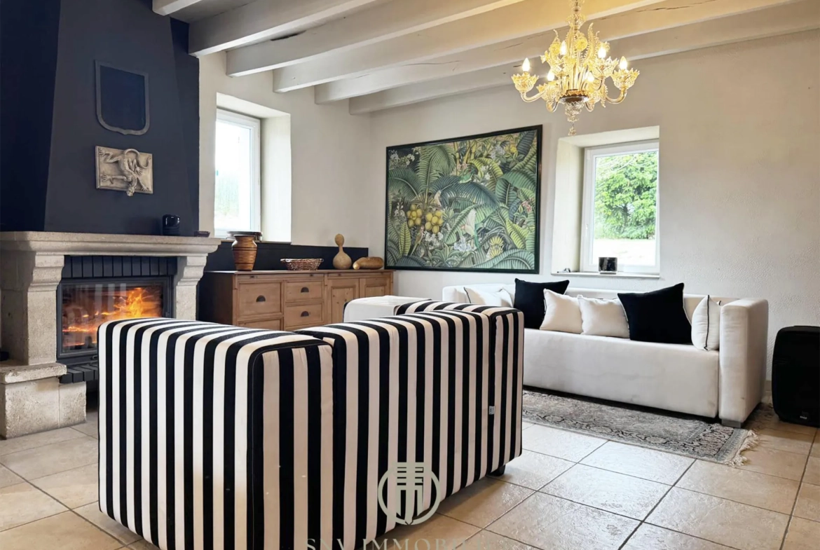 Maison de charme entièrement rénovée avec jardin, garage et dépendances à Lapalisse 