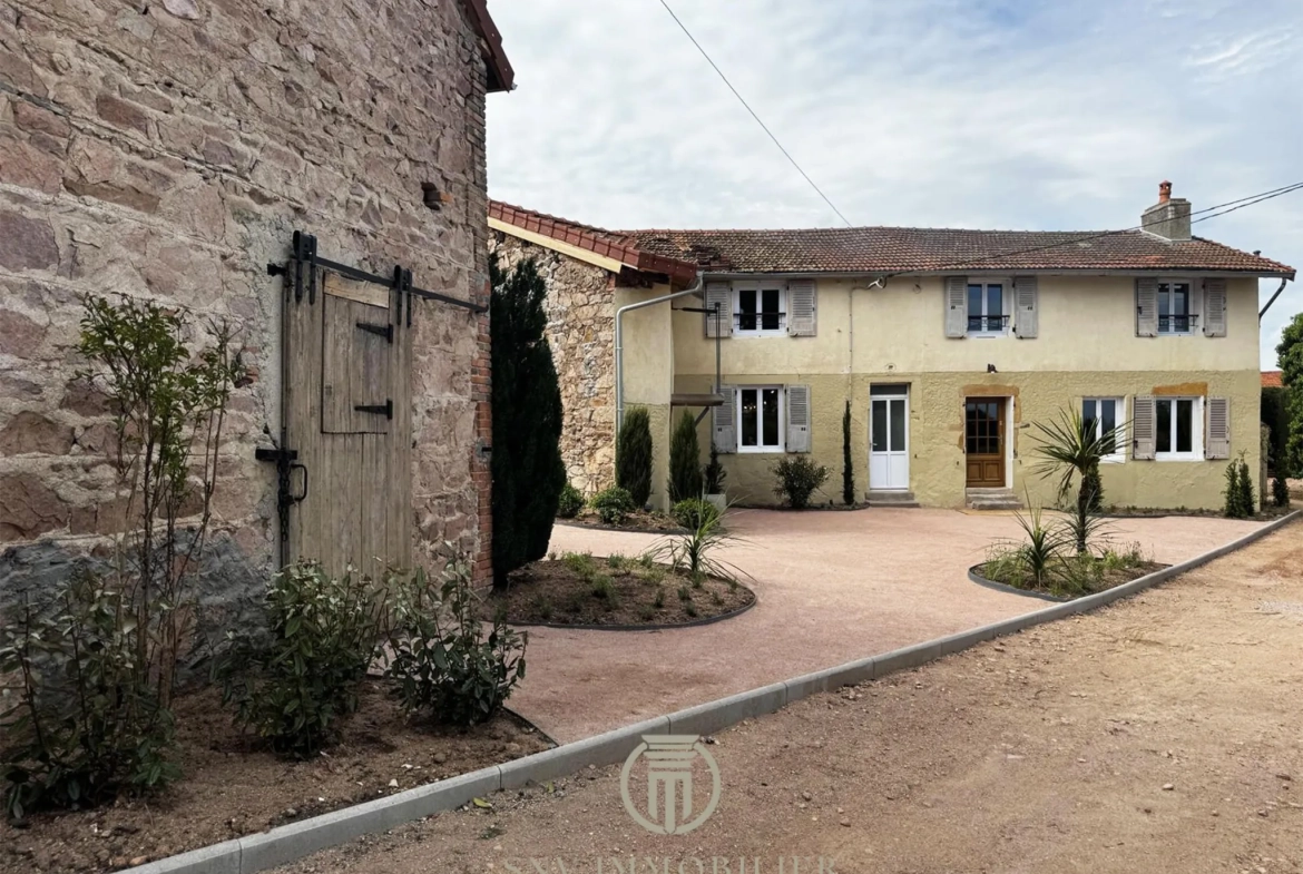Maison de charme entièrement rénovée avec jardin, garage et dépendances à Lapalisse 