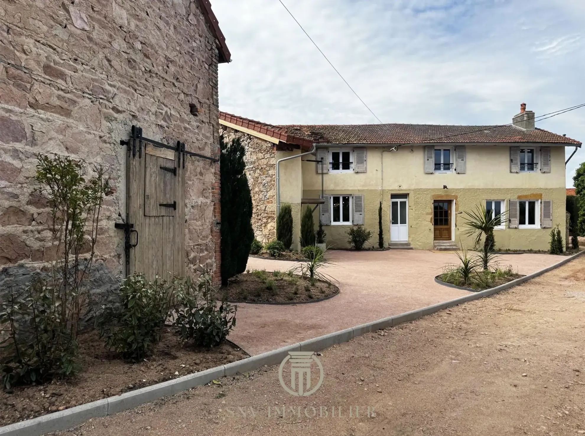 Maison de charme entièrement rénovée avec jardin, garage et dépendances à Lapalisse 