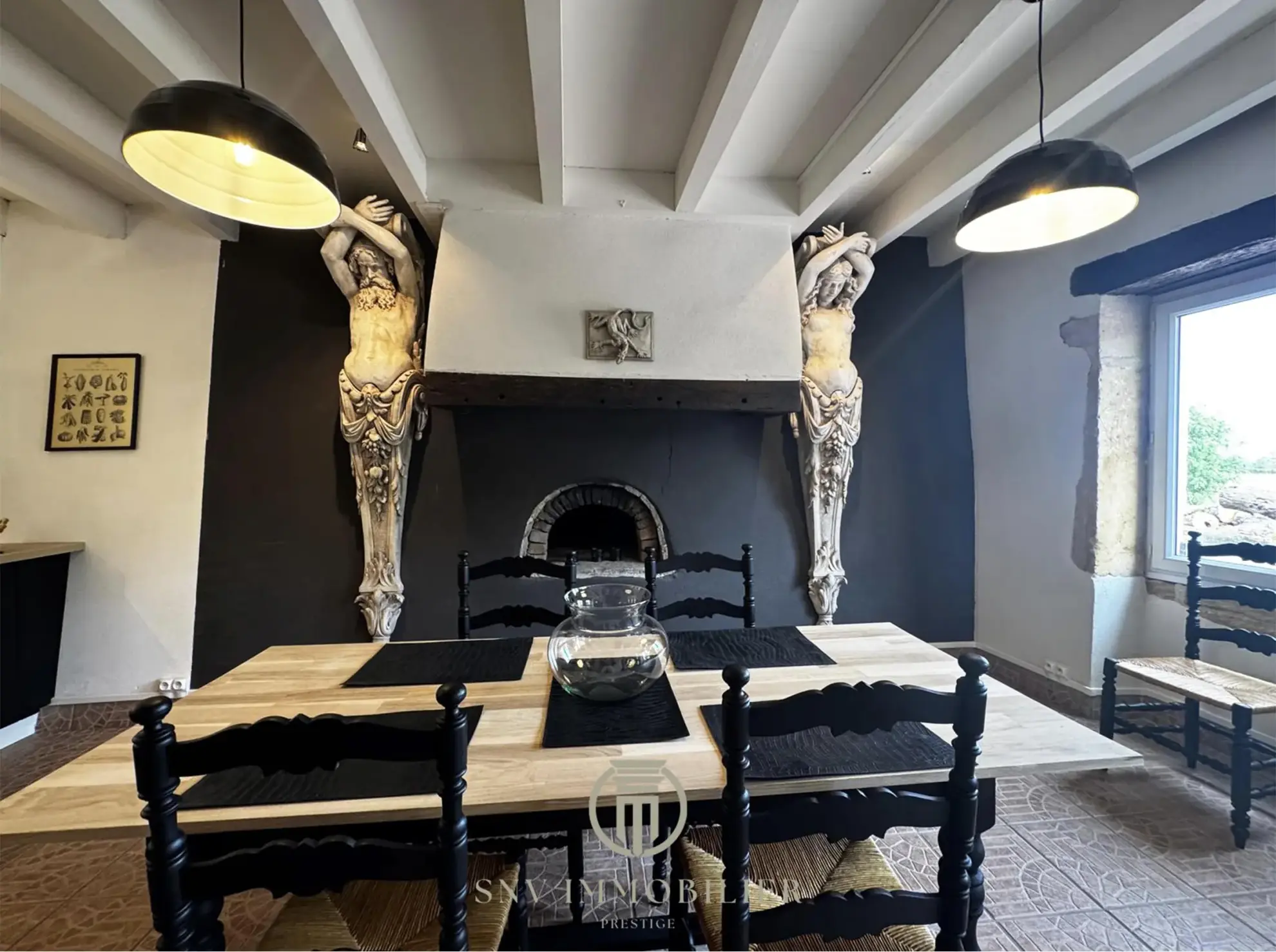 Maison de charme entièrement rénovée avec jardin, garage et dépendances à Lapalisse 