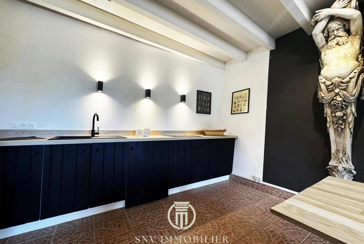 Maison de charme entièrement rénovée avec jardin, garage et dépendances à Lapalisse 