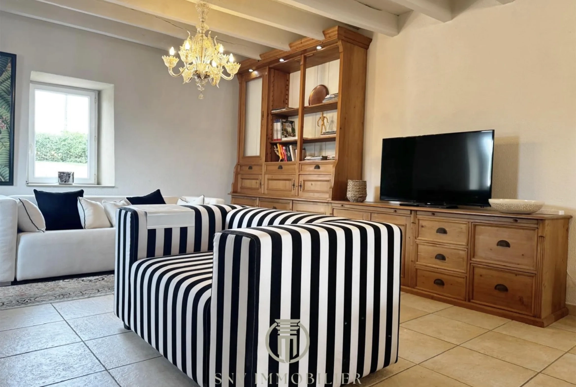 Maison de charme entièrement rénovée avec jardin, garage et dépendances à Lapalisse 