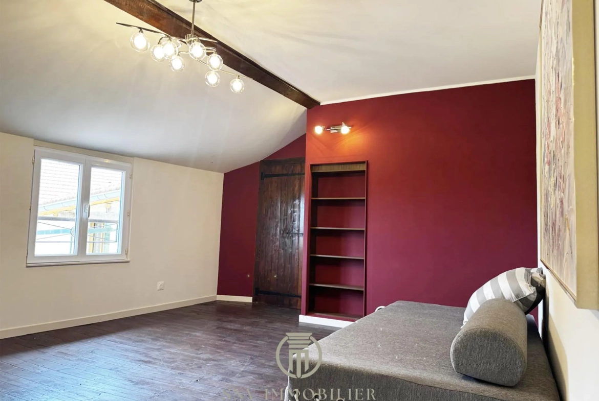 Maison de charme entièrement rénovée avec jardin, garage et dépendances à Lapalisse 