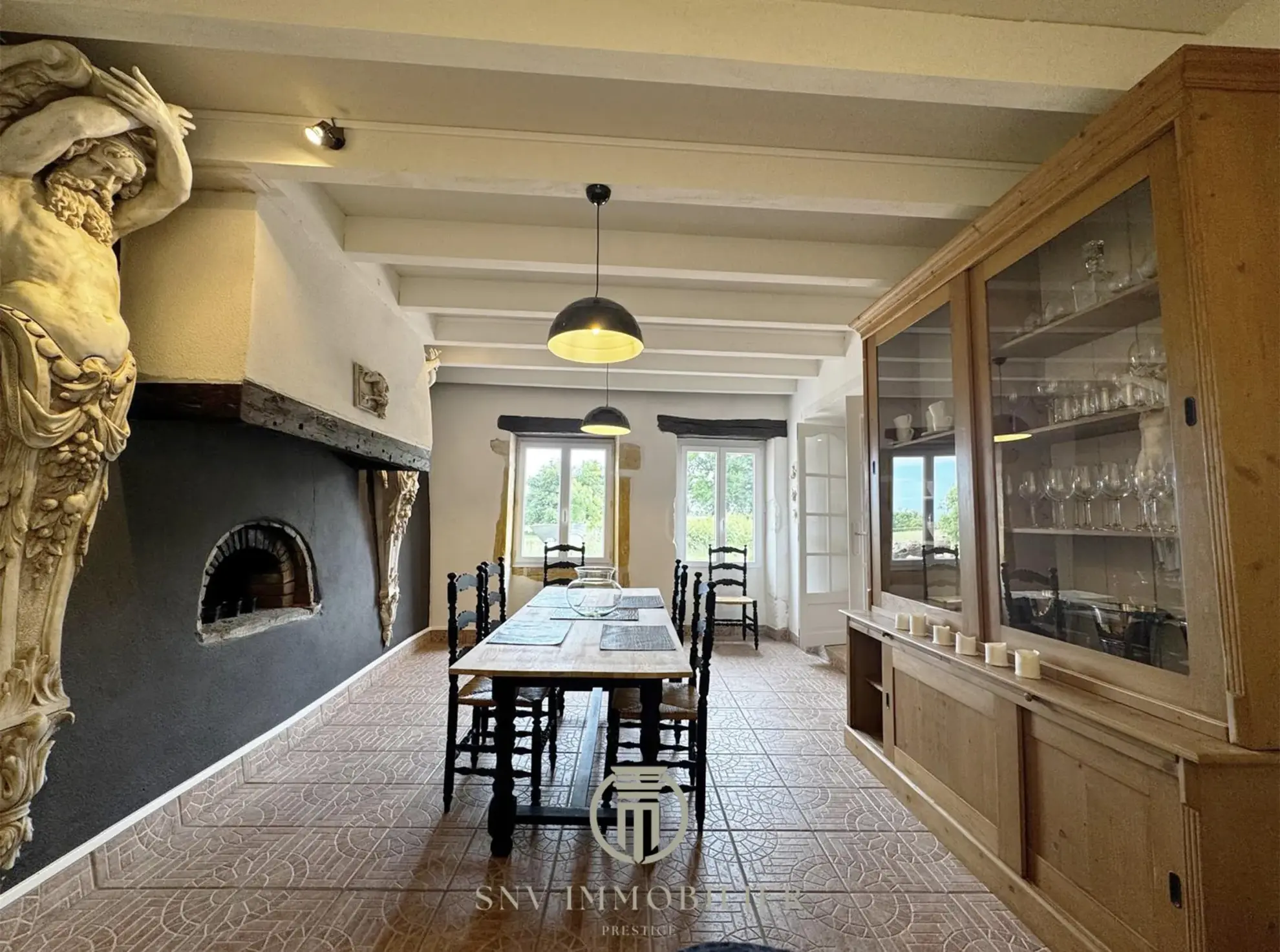 Maison de charme entièrement rénovée avec jardin, garage et dépendances à Lapalisse 