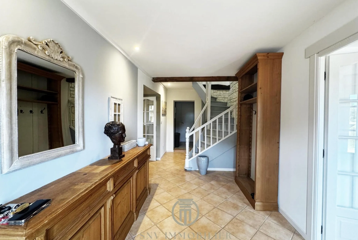 Maison de charme entièrement rénovée avec jardin, garage et dépendances à Lapalisse 