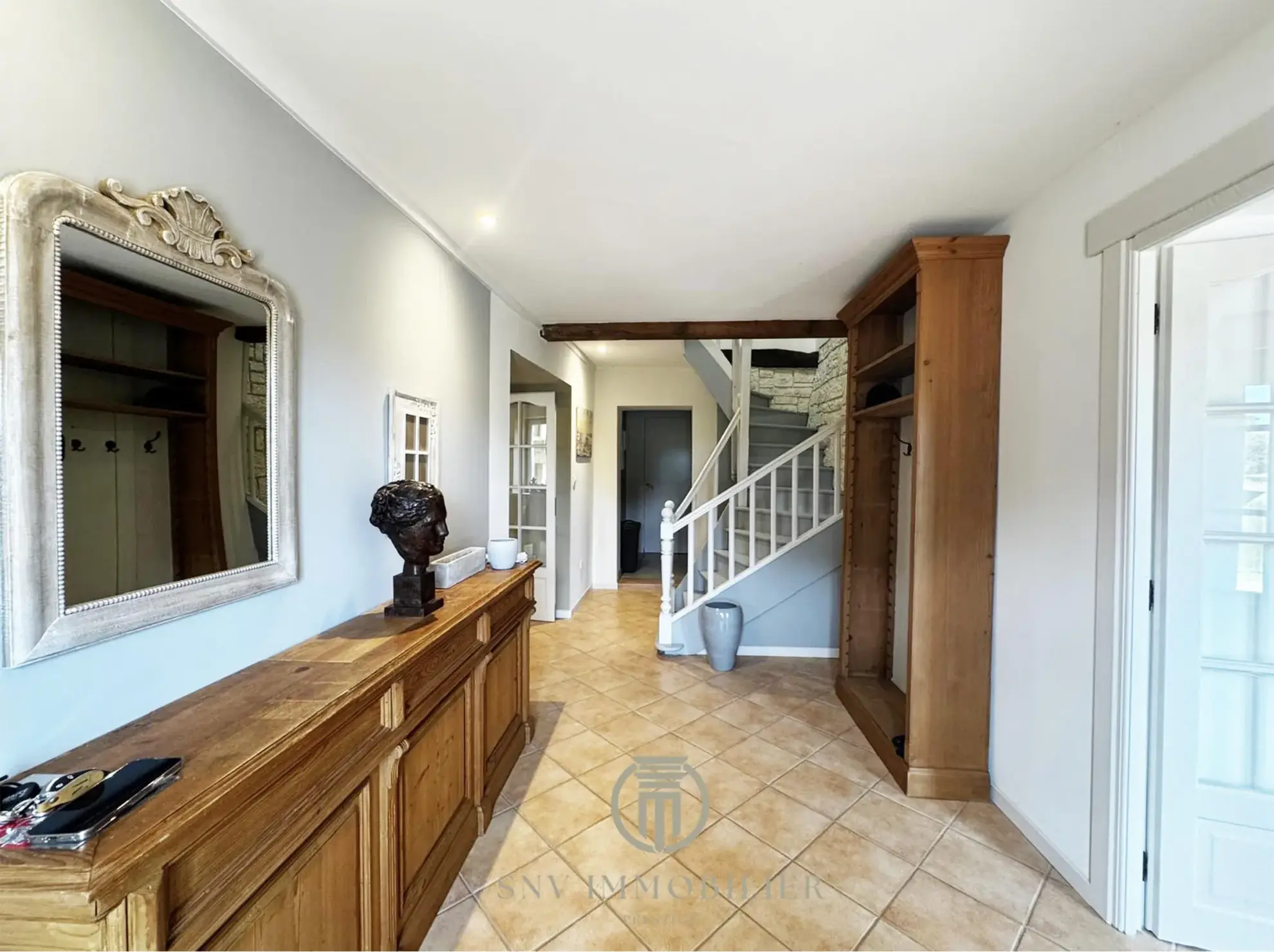 Maison de charme entièrement rénovée avec jardin, garage et dépendances à Lapalisse 