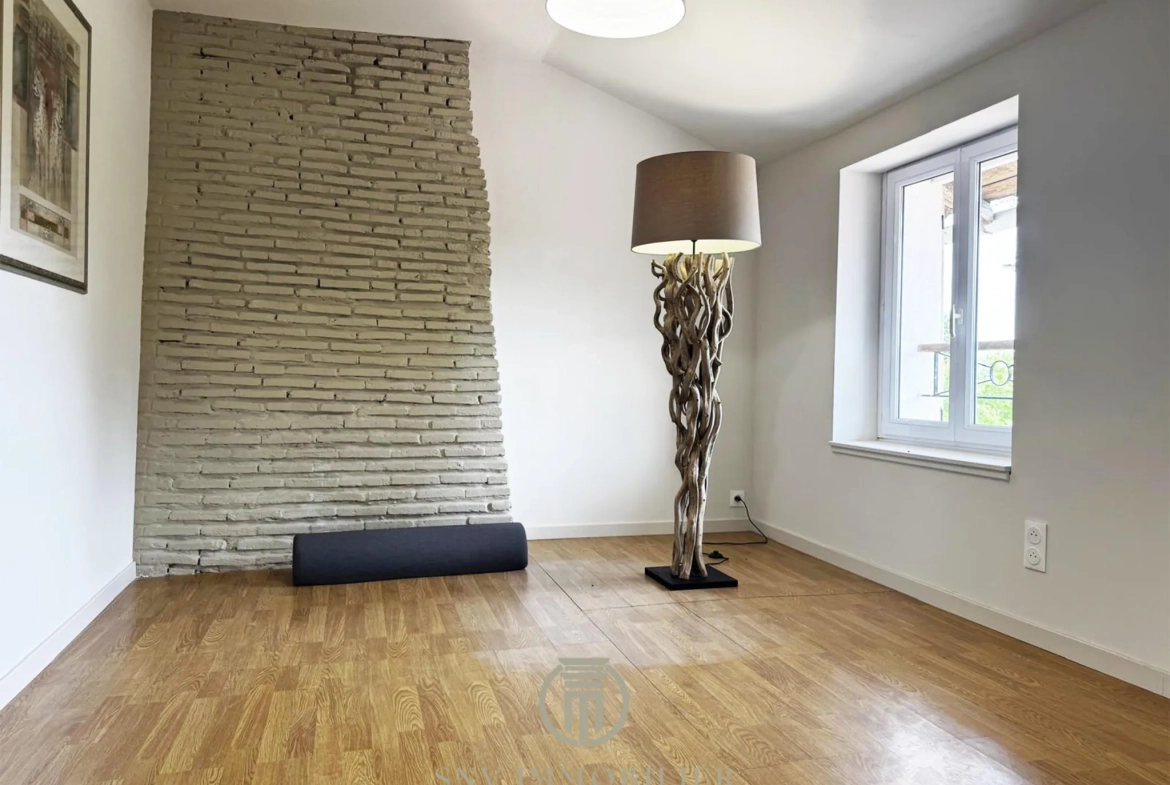 Maison de charme entièrement rénovée avec jardin, garage et dépendances à Lapalisse 