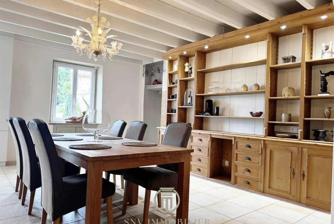 Maison de charme entièrement rénovée avec jardin, garage et dépendances à Lapalisse 