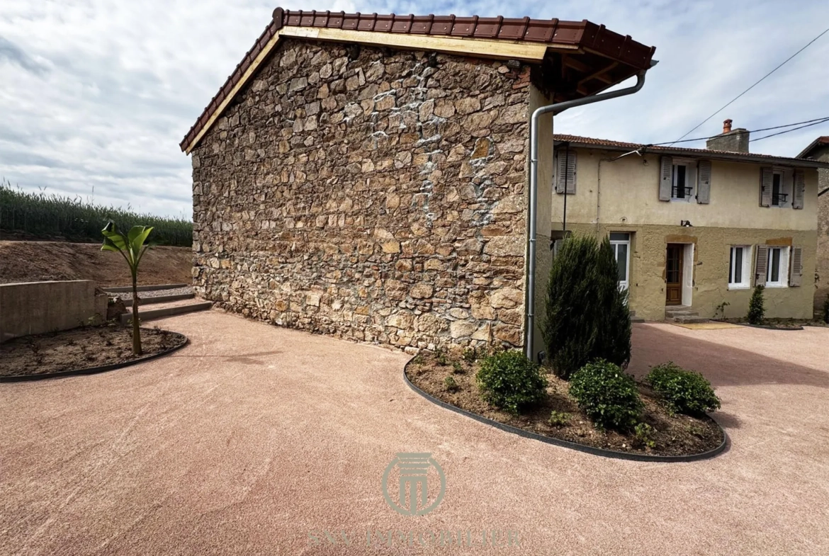 Maison de charme entièrement rénovée avec jardin, garage et dépendances à Lapalisse 