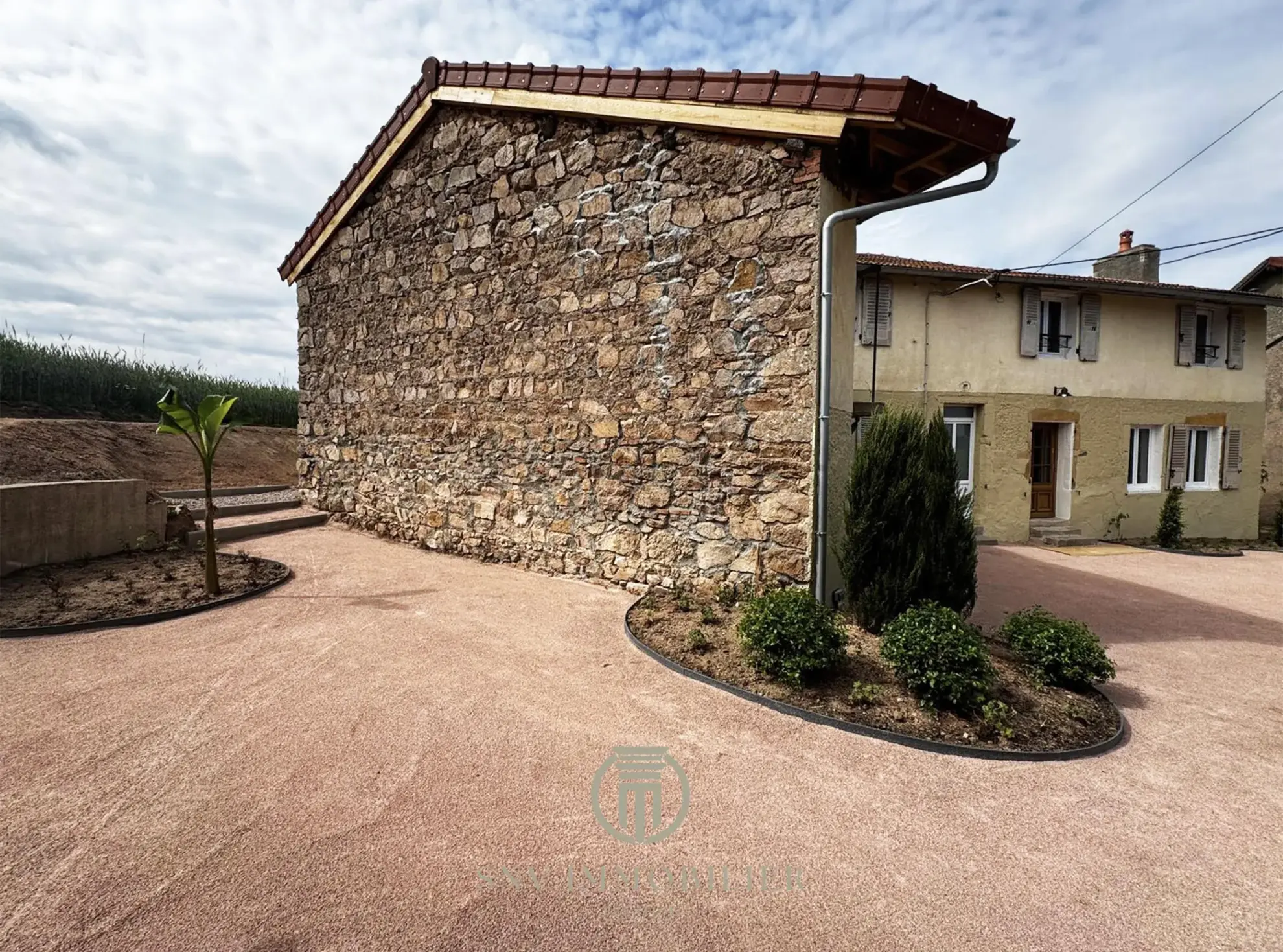 Maison de charme entièrement rénovée avec jardin, garage et dépendances à Lapalisse 