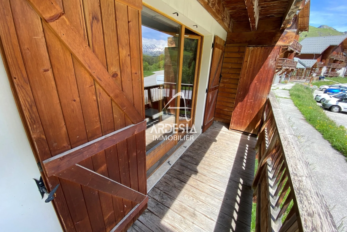 Appartement T2 à Saint-Sorlin d'Arves avec vue, proche pistes et bail commercial en cours 