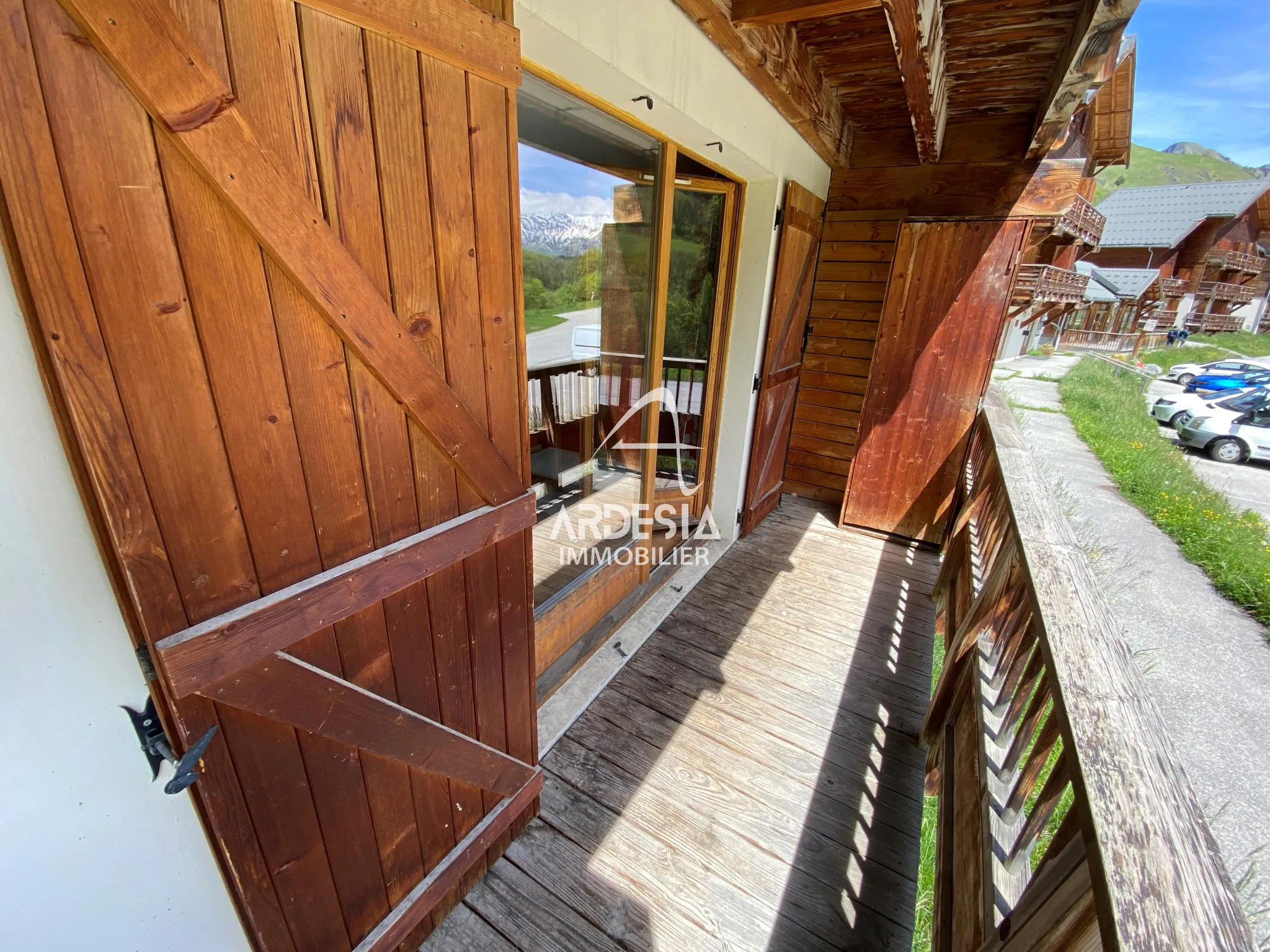 Appartement T2 à Saint-Sorlin d'Arves avec vue, proche pistes et bail commercial en cours 