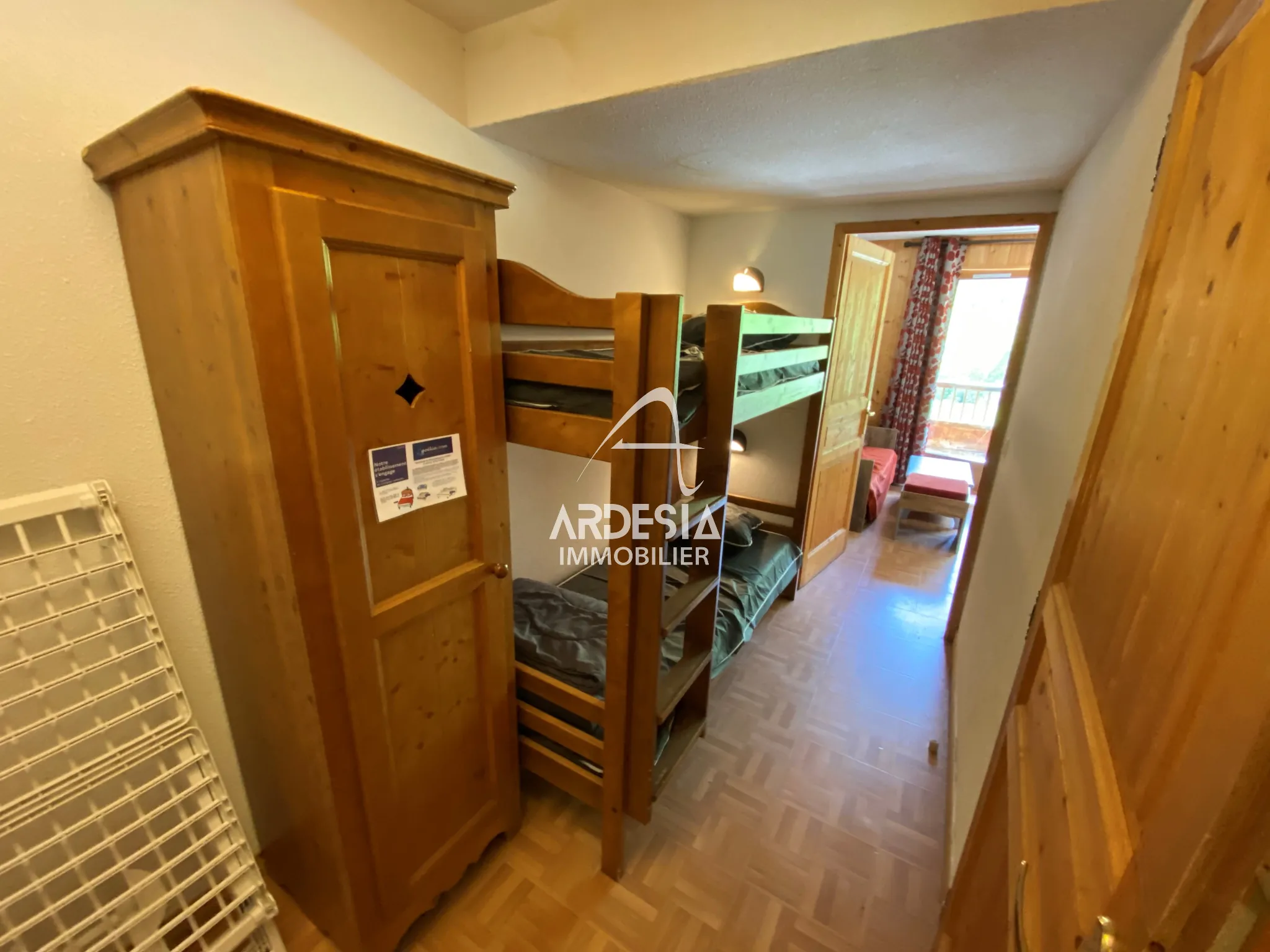 Appartement T2 à Saint-Sorlin d'Arves avec vue, proche pistes et bail commercial en cours 