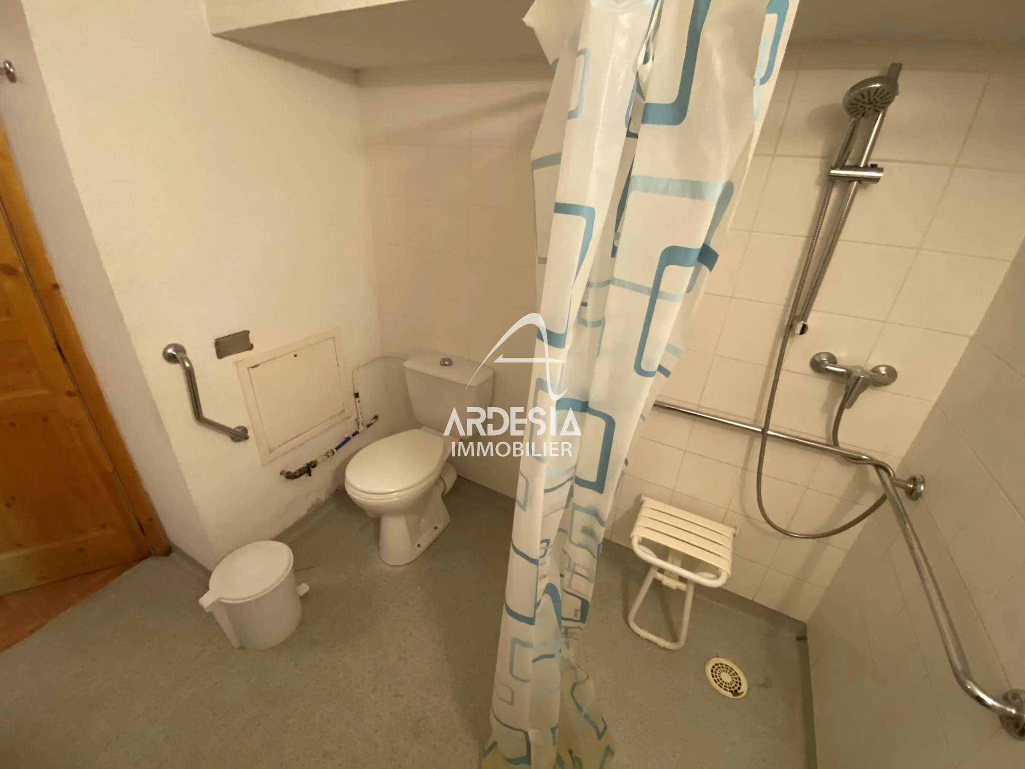 Appartement T2 à Saint-Sorlin d'Arves avec vue, proche pistes et bail commercial en cours 