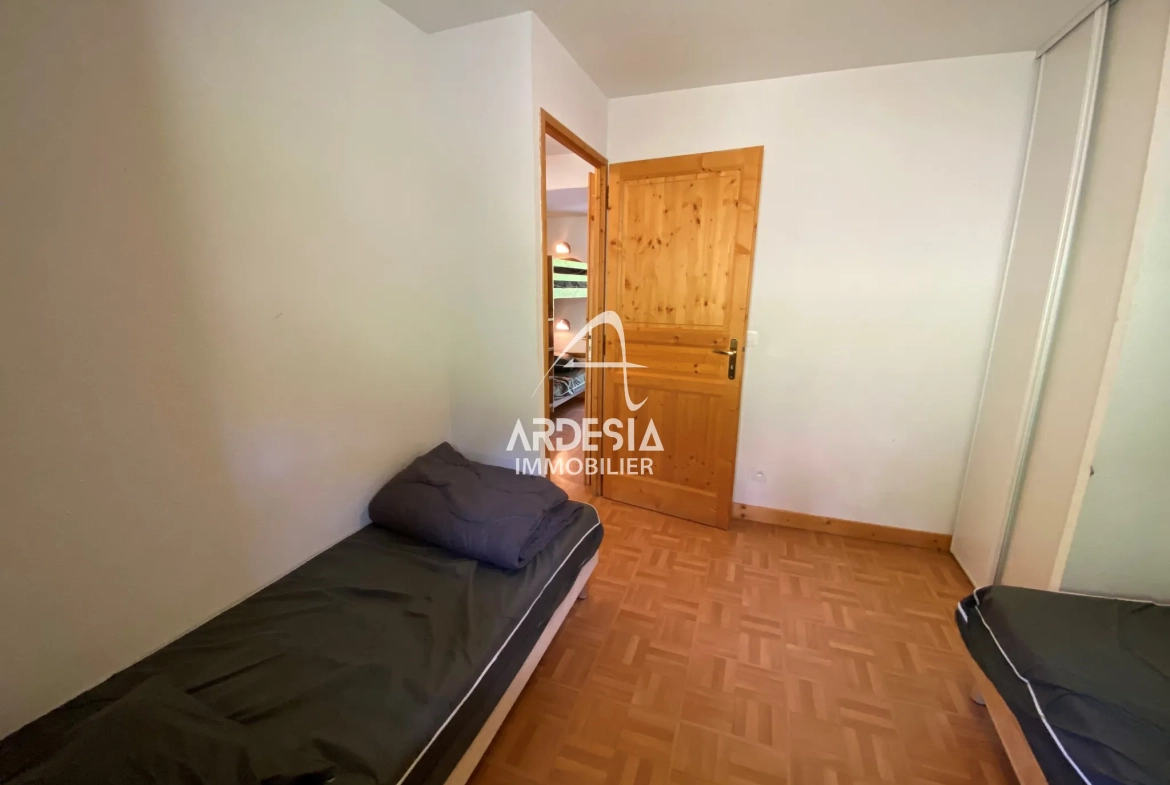 Appartement T2 à Saint-Sorlin d'Arves avec vue, proche pistes et bail commercial en cours 