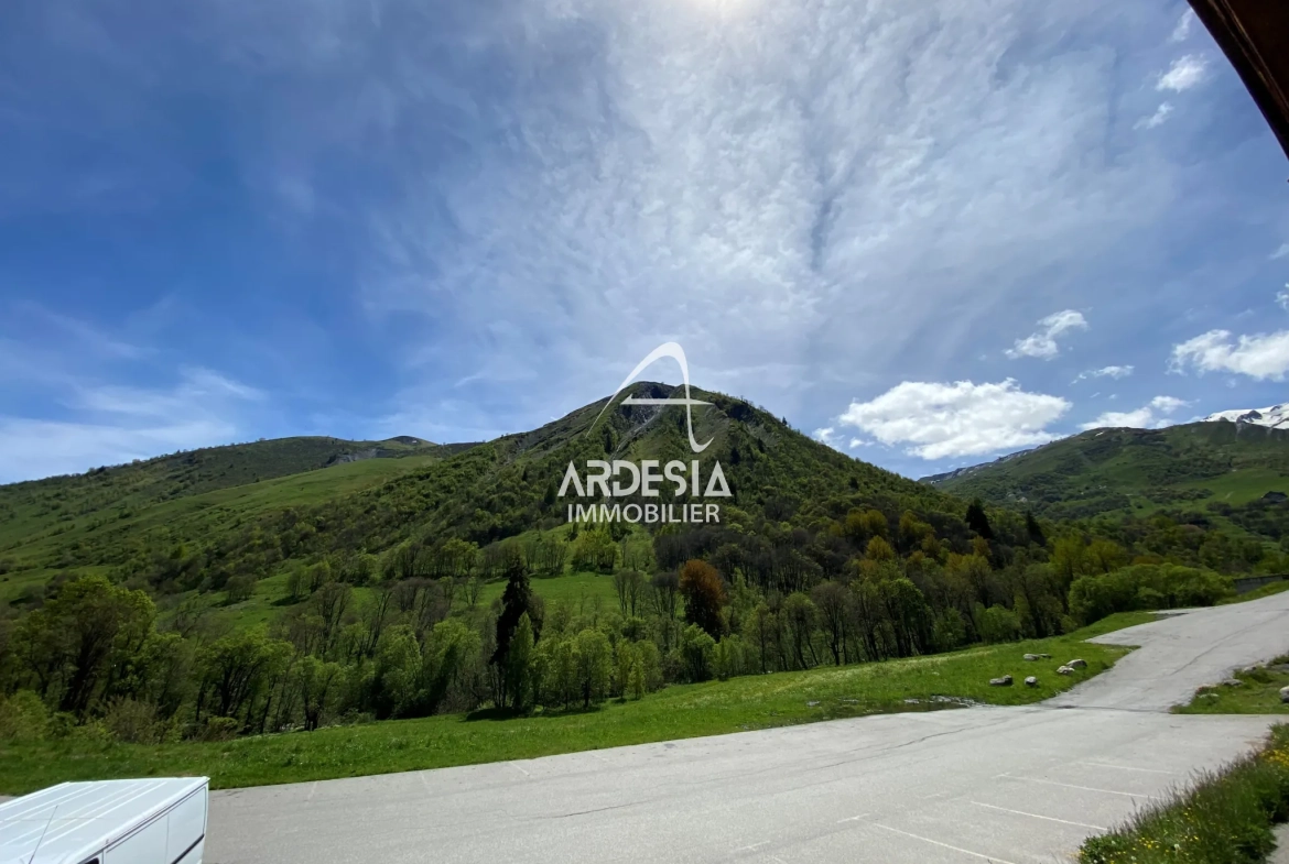 Appartement T2 à Saint-Sorlin d'Arves avec vue, proche pistes et bail commercial en cours 