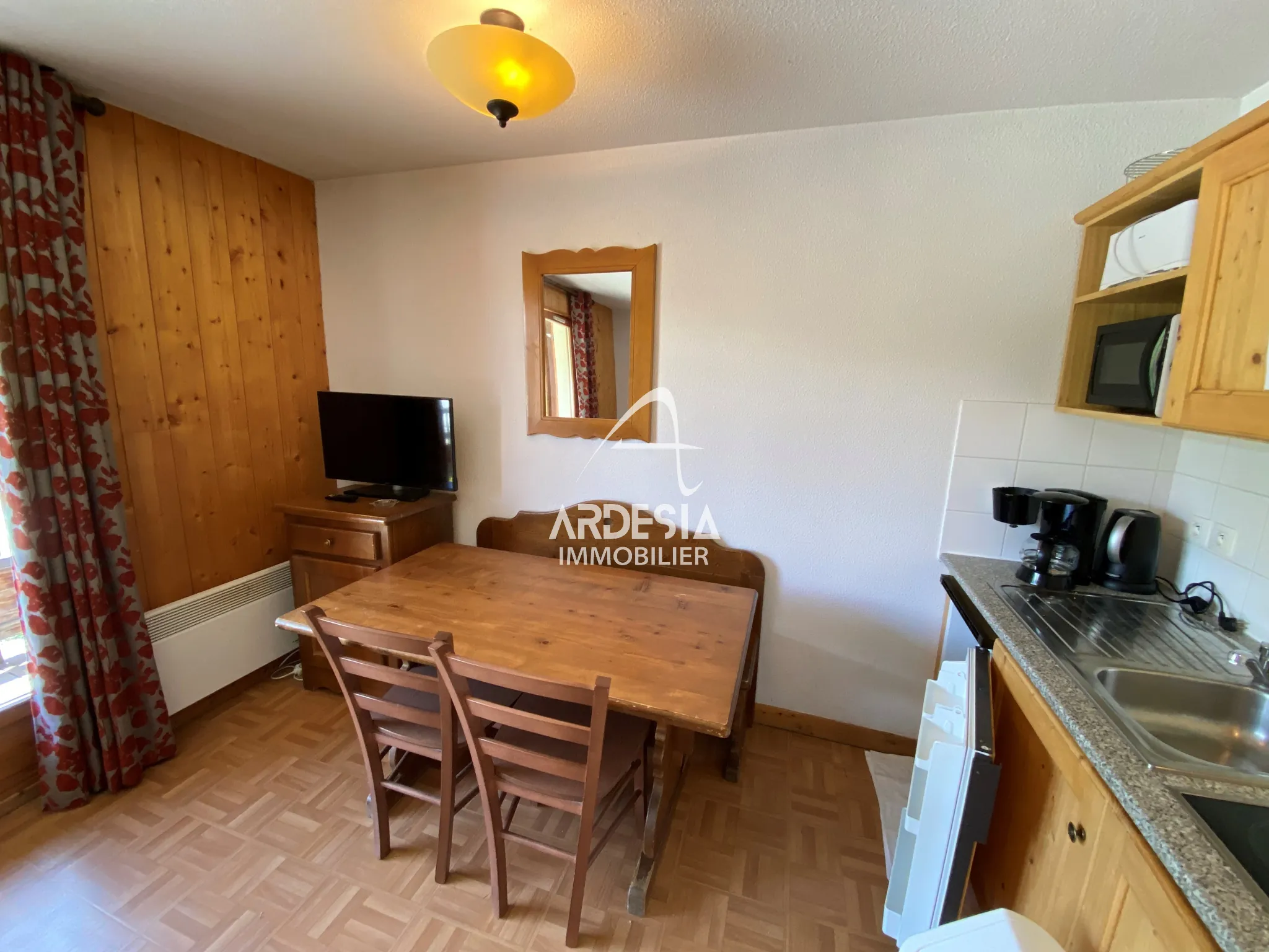 Appartement T2 à Saint-Sorlin d'Arves avec vue, proche pistes et bail commercial en cours 