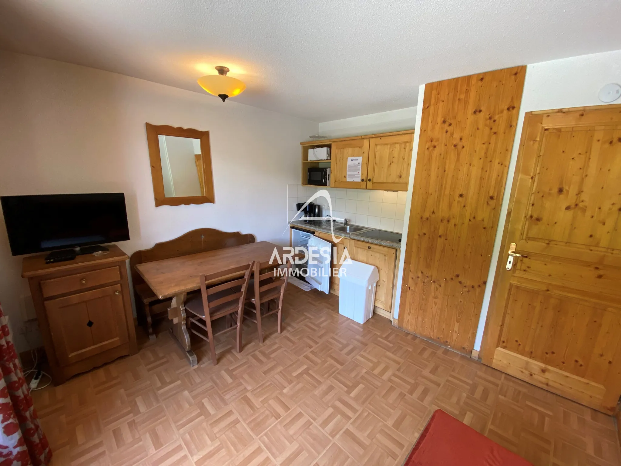 Appartement T2 à Saint-Sorlin d'Arves avec vue, proche pistes et bail commercial en cours 