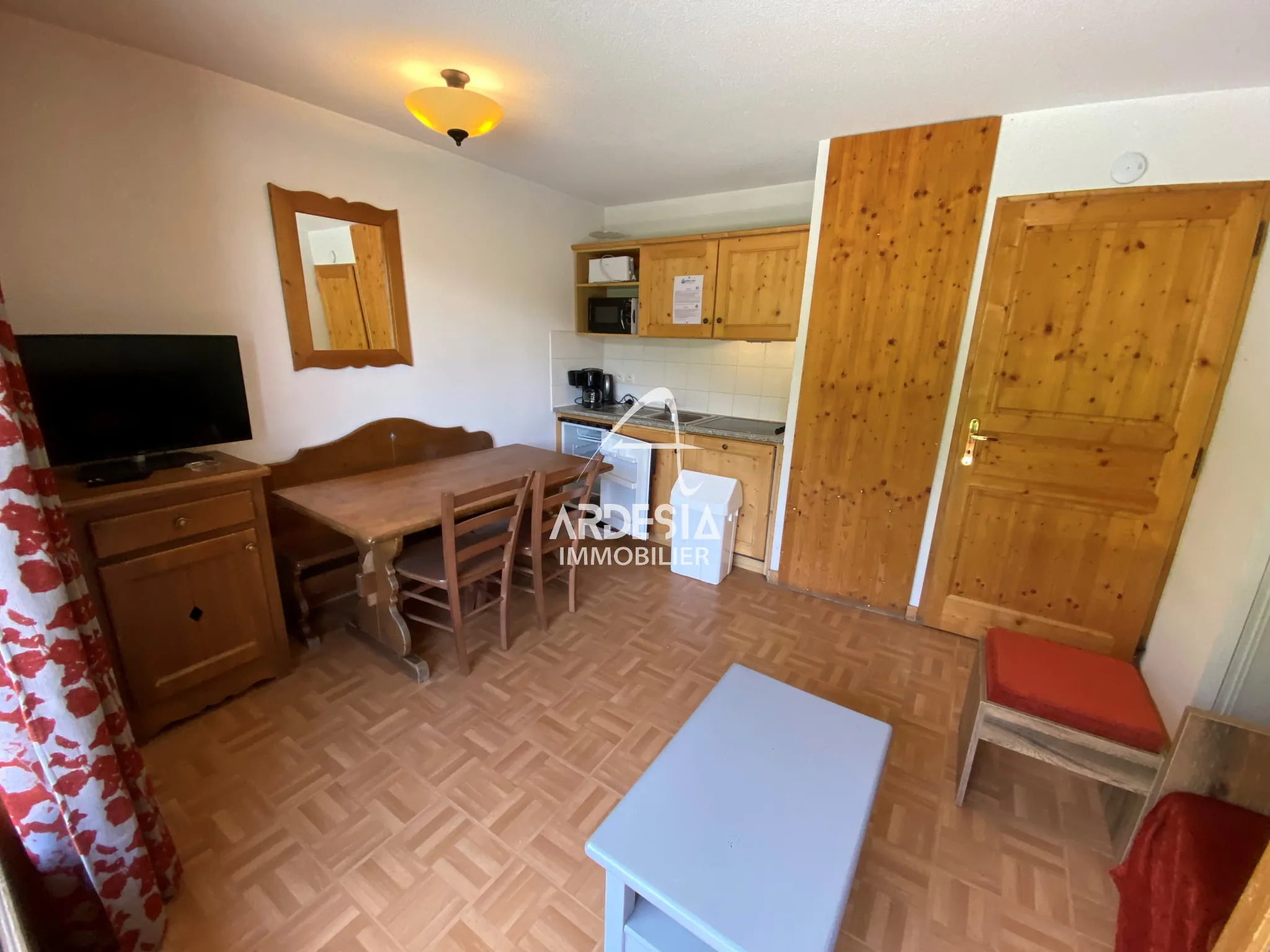 Appartement T2 à Saint-Sorlin d'Arves avec vue, proche pistes et bail commercial en cours 