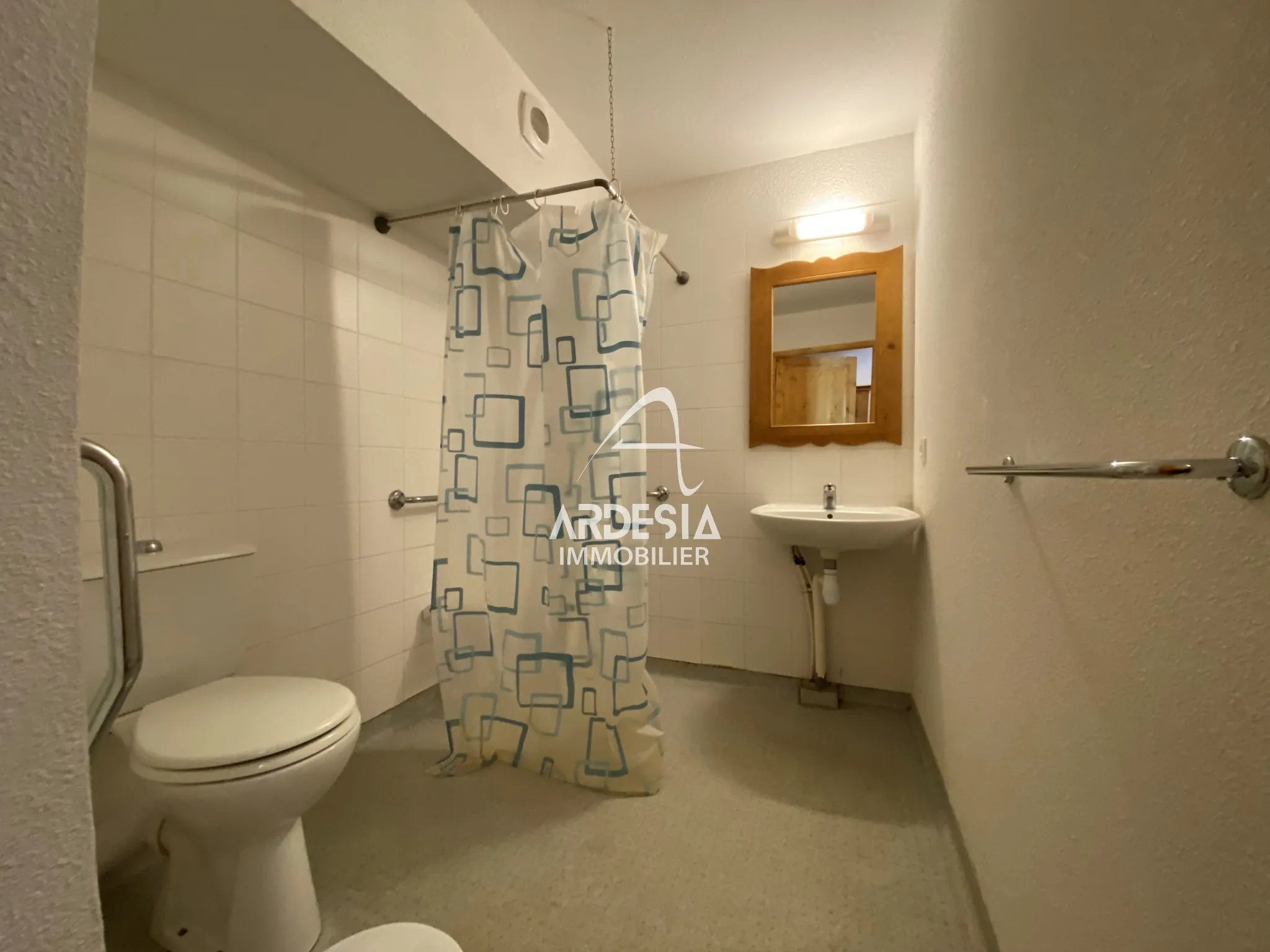 Appartement T2 à Saint-Sorlin d'Arves avec vue, proche pistes et bail commercial en cours 