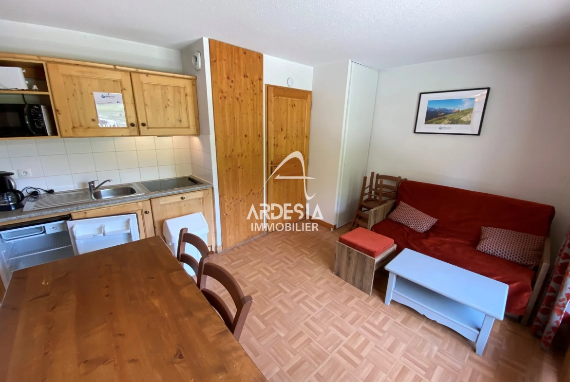 Appartement T2 à Saint-Sorlin d'Arves avec vue, proche pistes et bail commercial en cours 