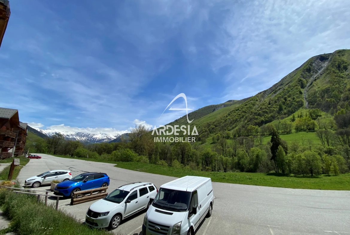 Appartement T2 à Saint-Sorlin d'Arves avec vue, proche pistes et bail commercial en cours 