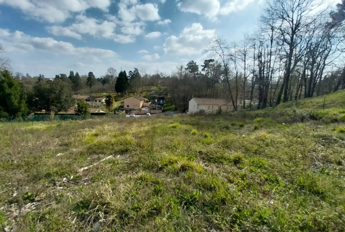 Terrain constructible de 3 636 m² à Chancelade avec vue dominante 
