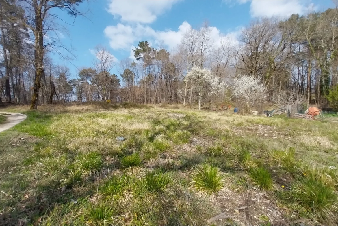 Terrain constructible de 3 636 m² à Chancelade avec vue dominante 