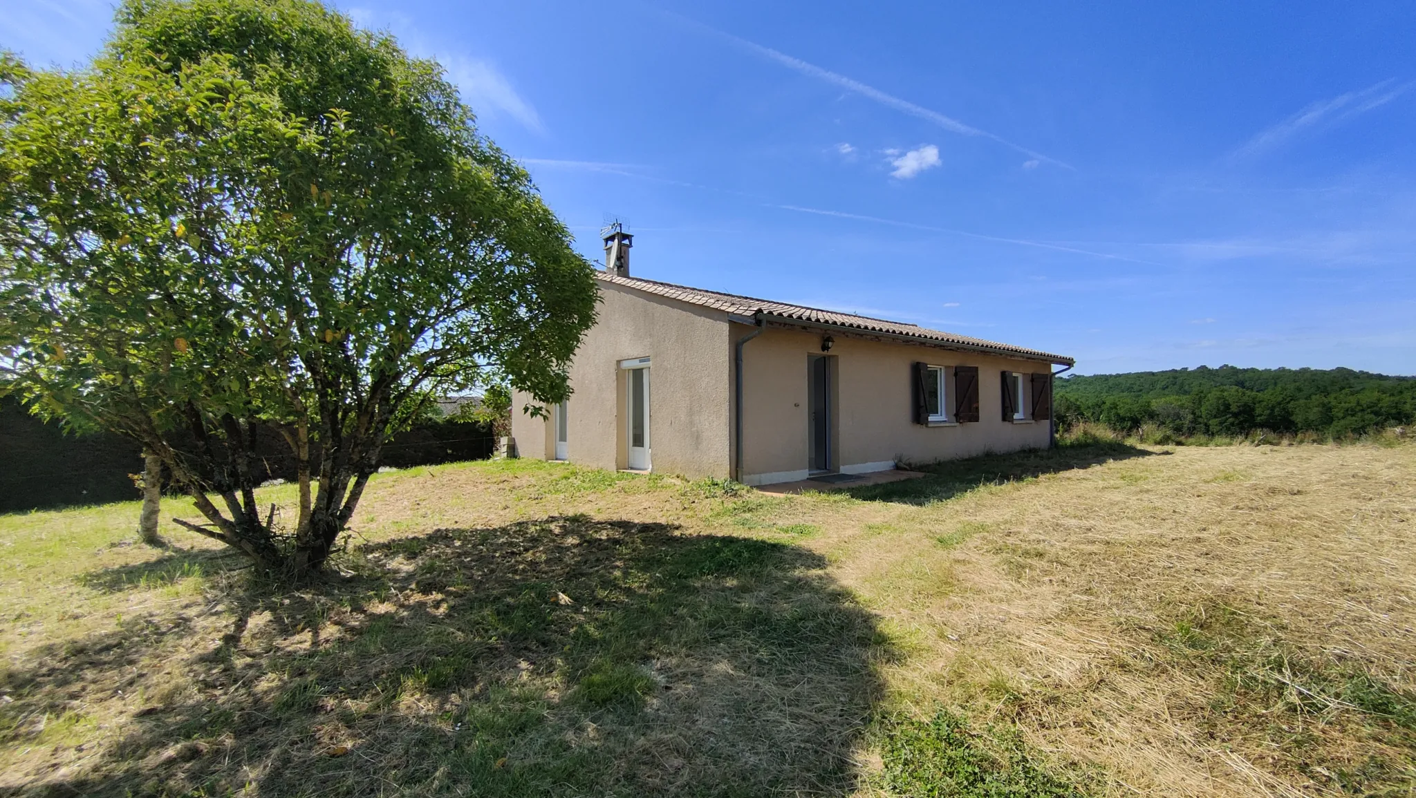 Maison de plain-pied à Caudrot avec grand terrain et potentiel de rénovation 