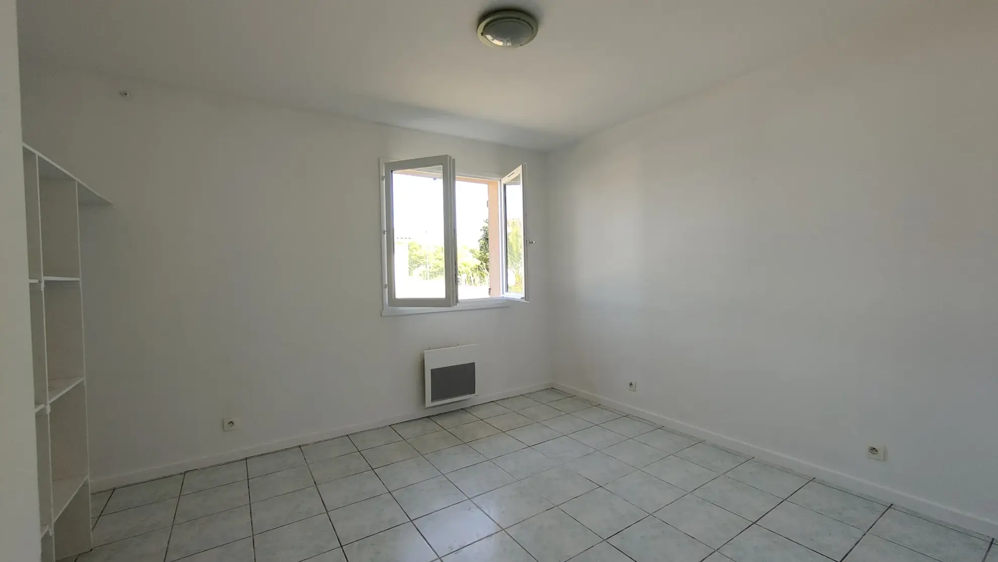 Maison de plain-pied à Caudrot avec grand terrain et potentiel de rénovation 