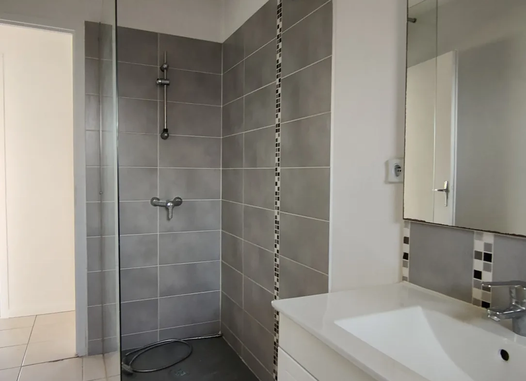 Maison de plain-pied à Caudrot avec grand terrain et potentiel de rénovation 