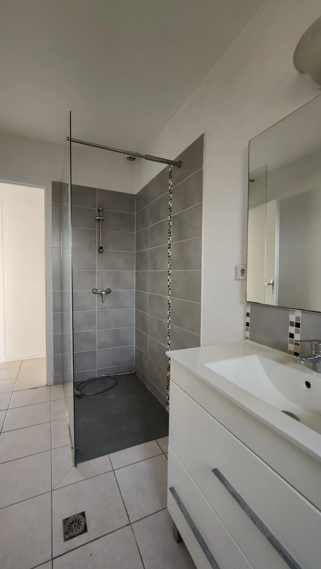 Maison de plain-pied à Caudrot avec grand terrain et potentiel de rénovation 