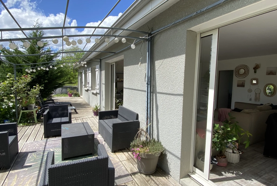 Maison 5 chambres à Lignan de Bazas, construction 2014, jardin et panneaux solaires 