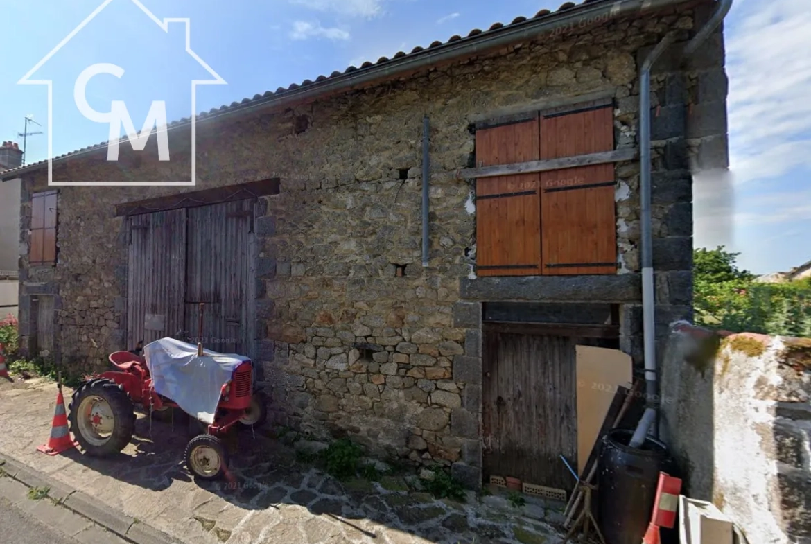 Ancienne grange rénovable avec 3 chambres à Val-doire-et-gartempe 