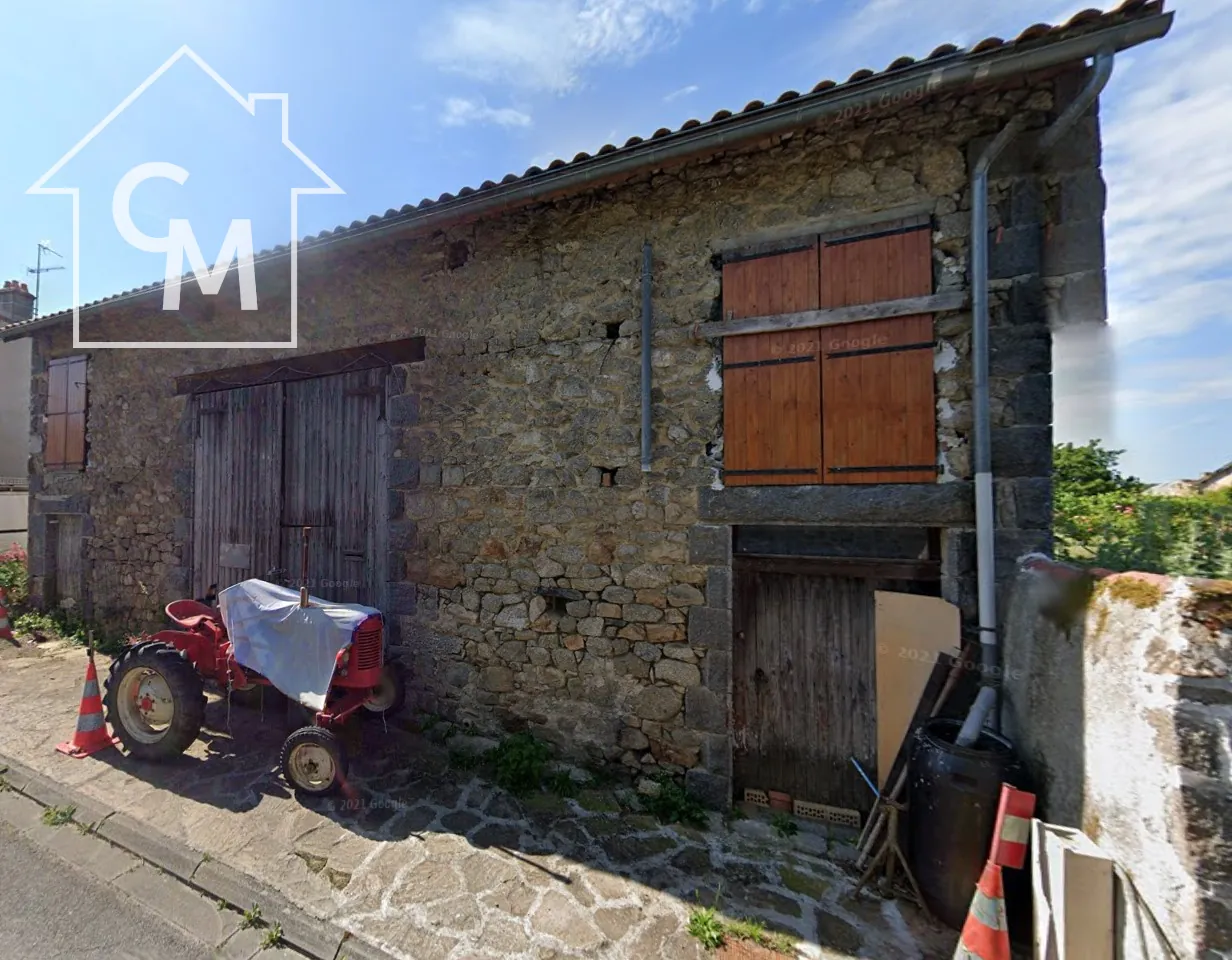 Ancienne grange rénovable avec 3 chambres à Val-doire-et-gartempe 