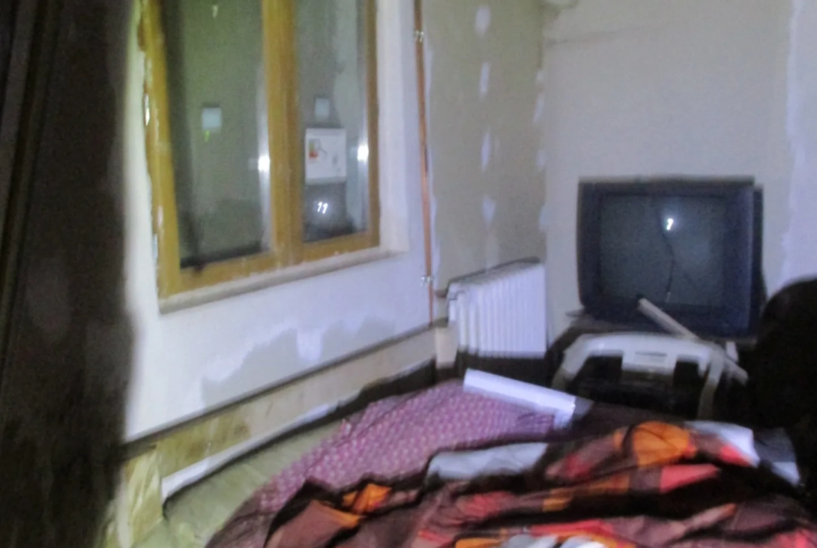 Ancienne grange rénovable avec 3 chambres à Val-doire-et-gartempe 