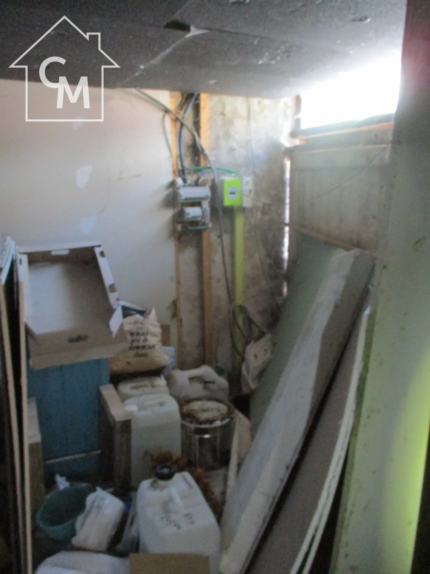 Ancienne grange rénovable avec 3 chambres à Val-doire-et-gartempe 