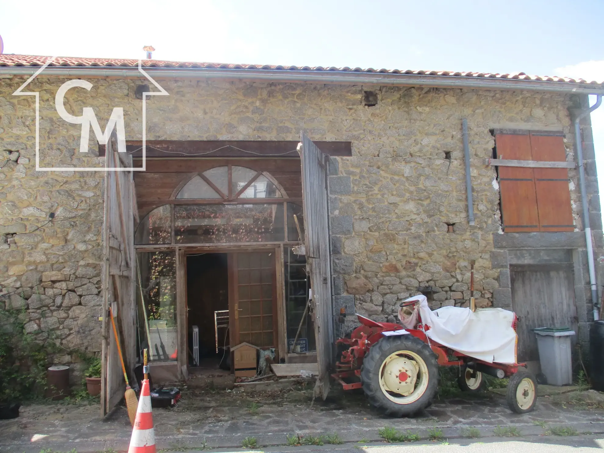 Ancienne grange rénovable avec 3 chambres à Val-doire-et-gartempe 